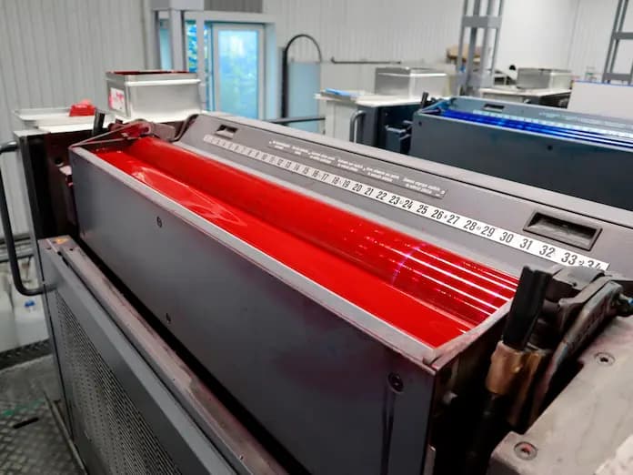 Производство книг в типографии - работа на ниткошвейной машине