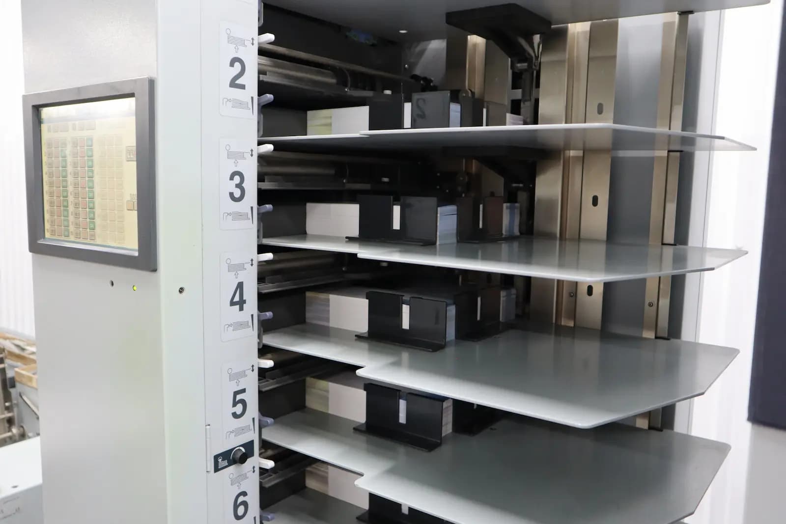 Листоподборочная машина собирает подготовленные на резке листы в тетради