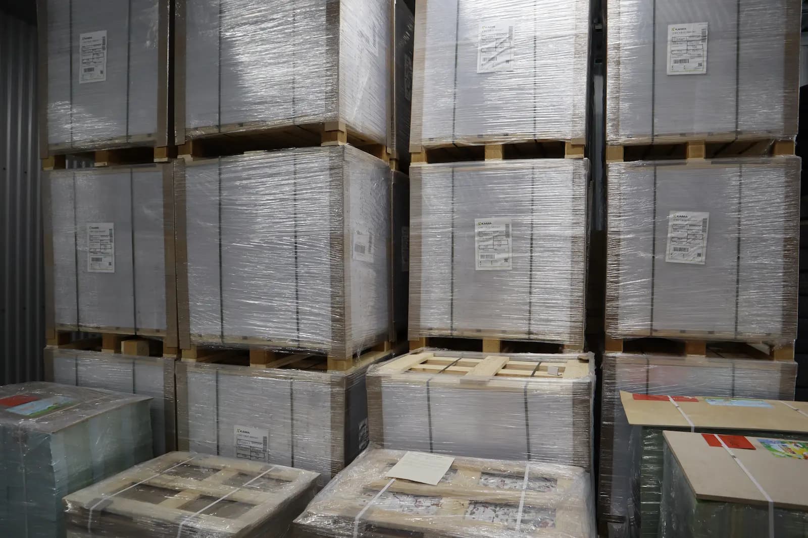 Флатовая бумага на паллетах