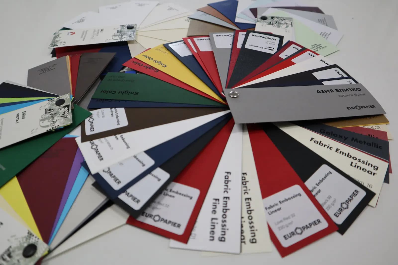 Различные бумаги на веере