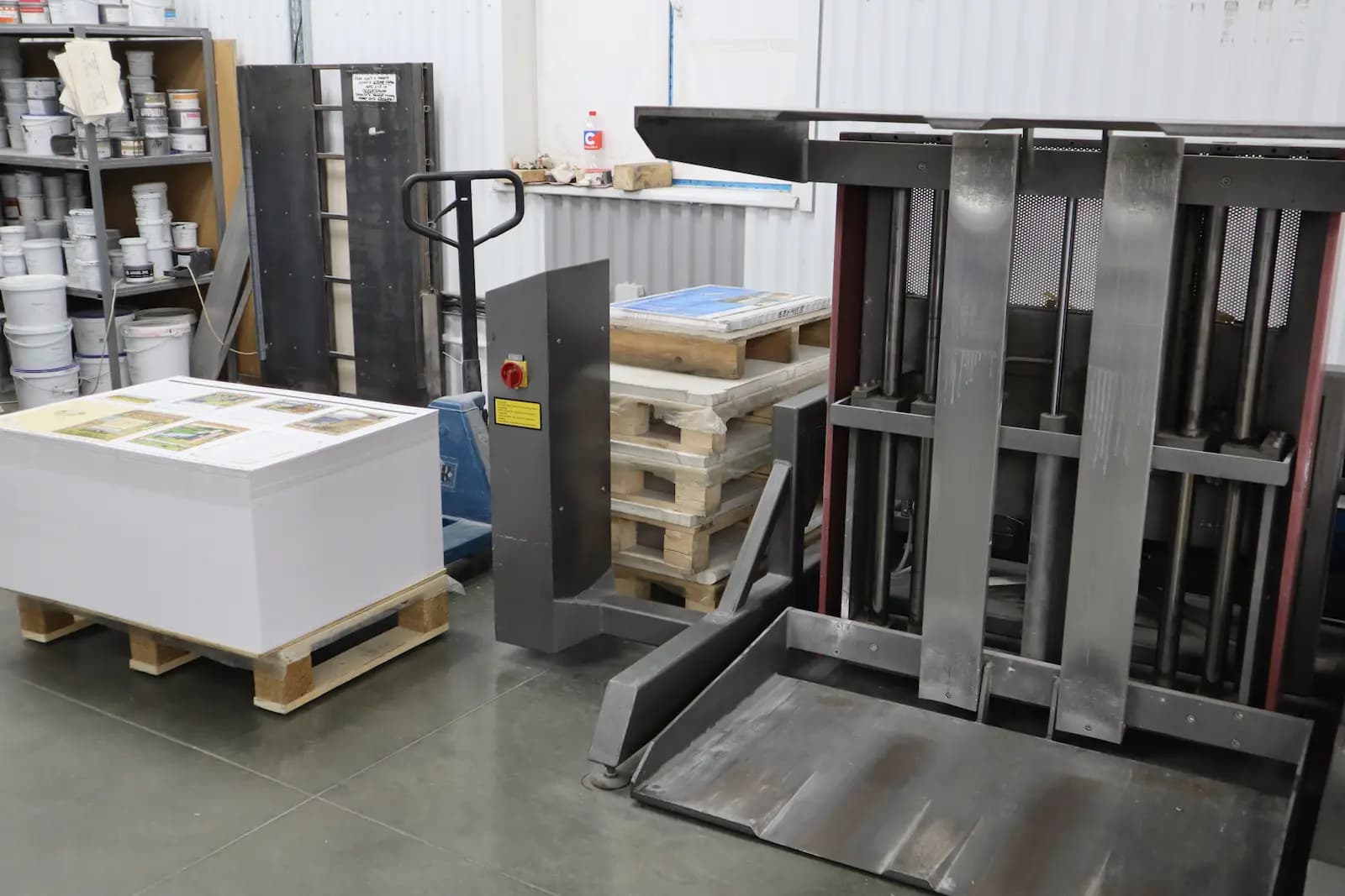 Паллета с бумагой и переворотчик