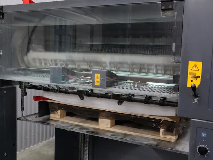 Изготовление книг в типографии - ручная проклейка блока