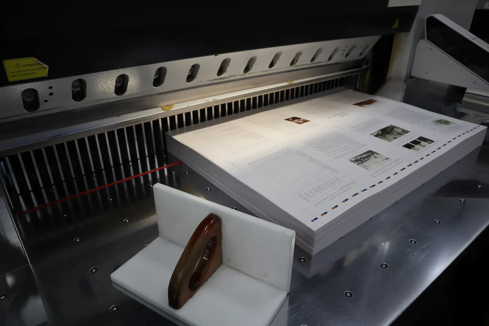 Печатные листы подаются на резку в бумагорезательную машину