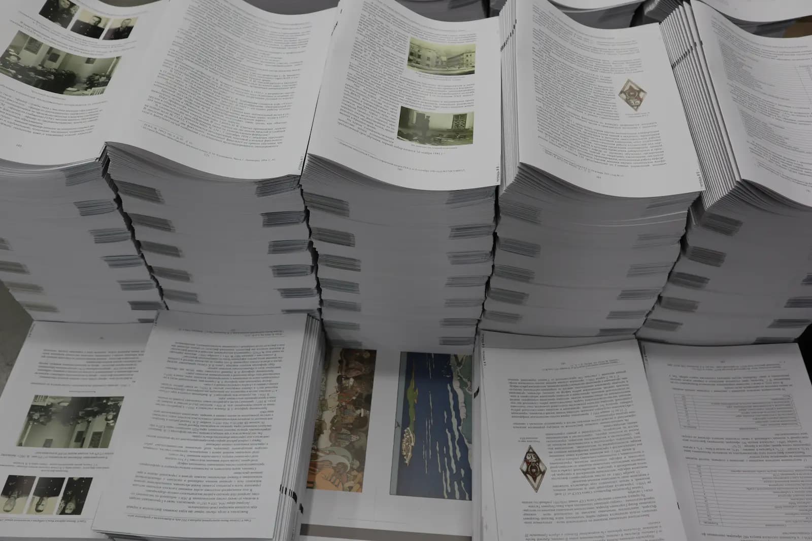 Листы тетрадей расположены на паллете для дальнейшей сортировки