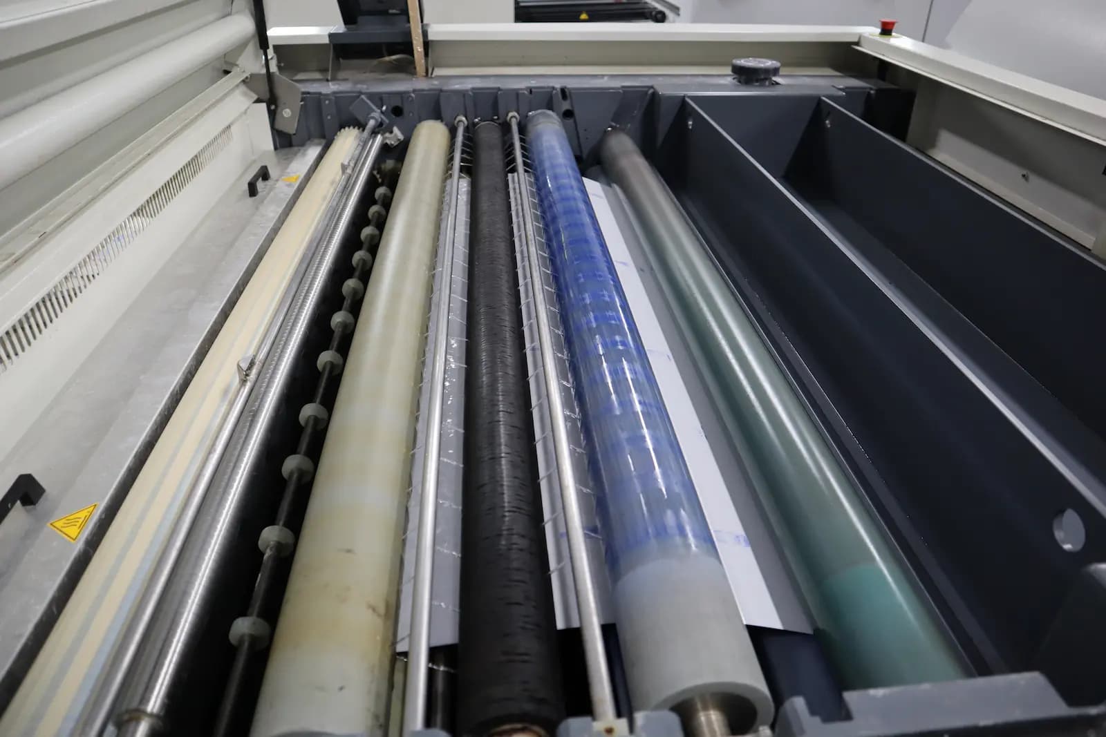 Пластина проходит через валики в аппарате для вывод форм