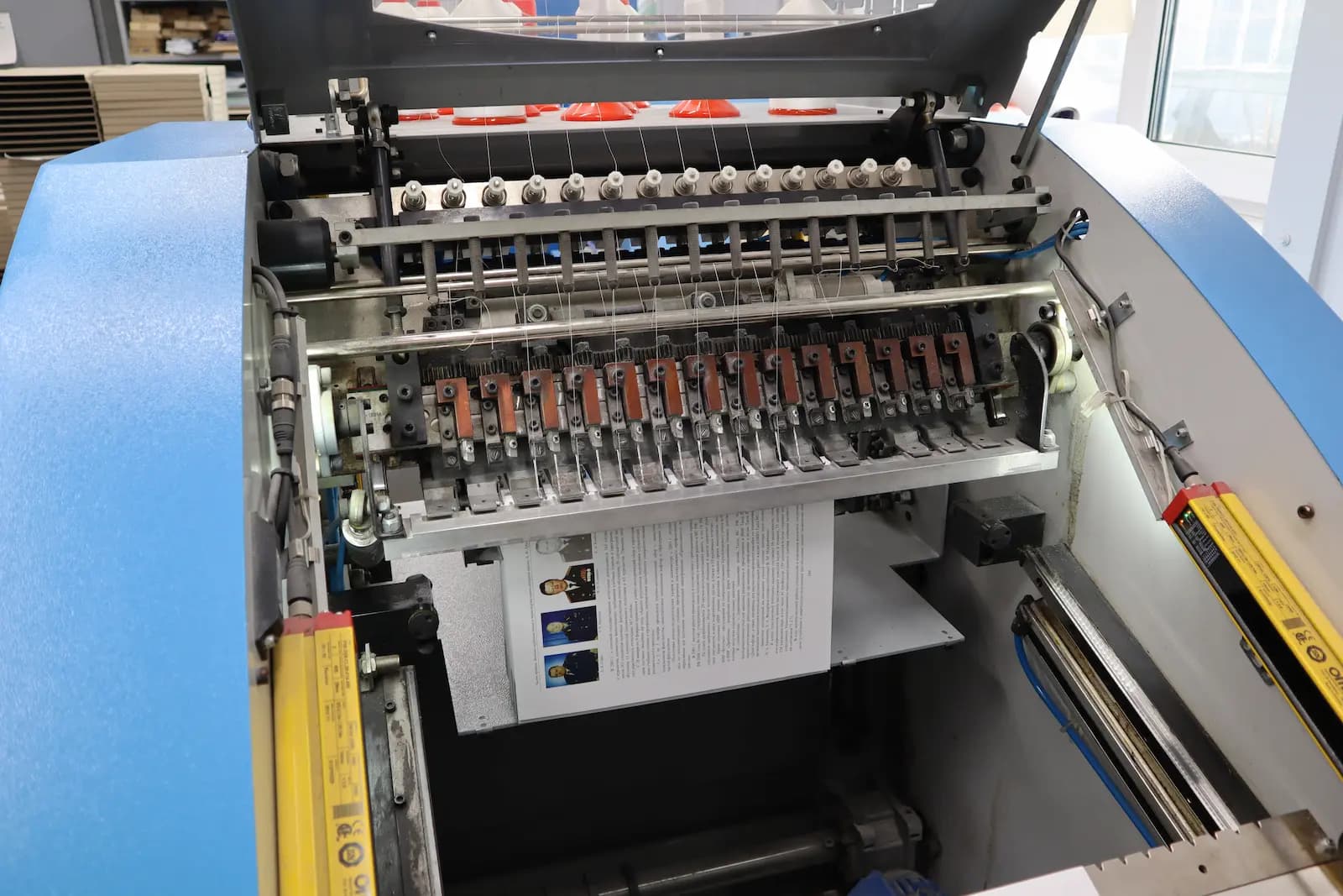 Ниткошвейная машина в типографии