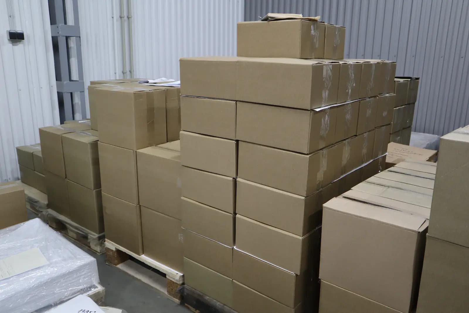 Паллеты с коробками