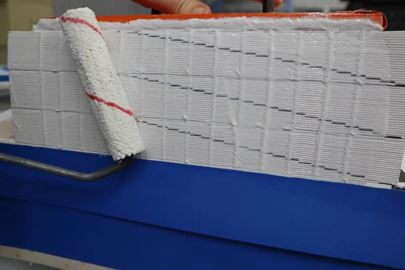 Пример ручной проклейки блока