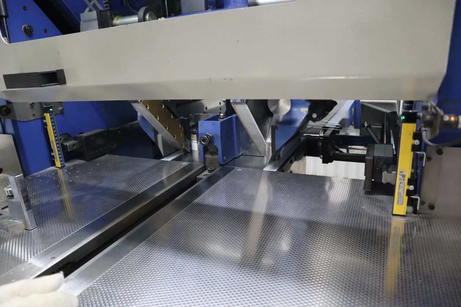 Блок подрезается в трехножевой резке