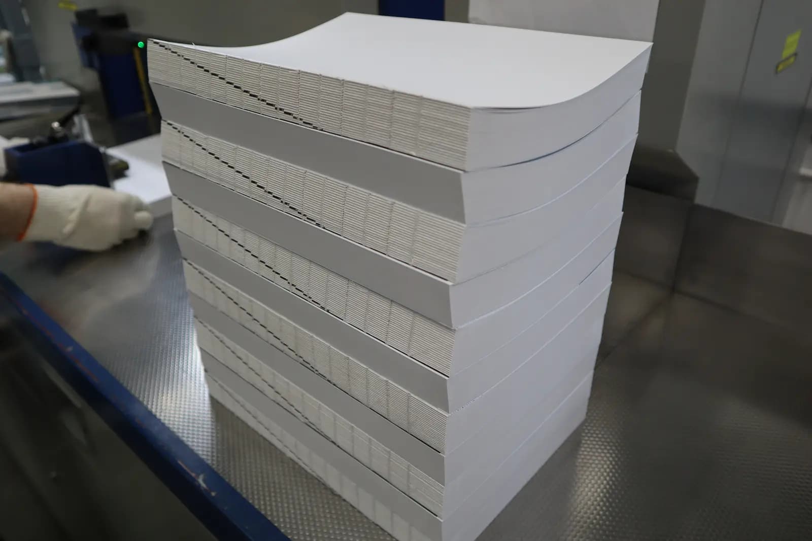 Подрезанные блоки после трехножевой резки