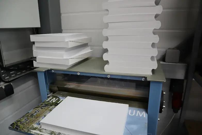 Производство книг в типографии - кругление корешка