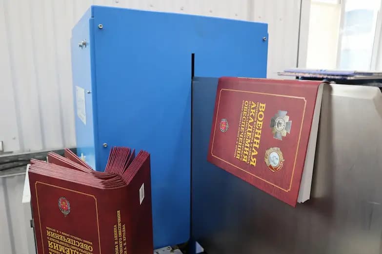 Изготовление книг в типографии - вставка блока в крышку