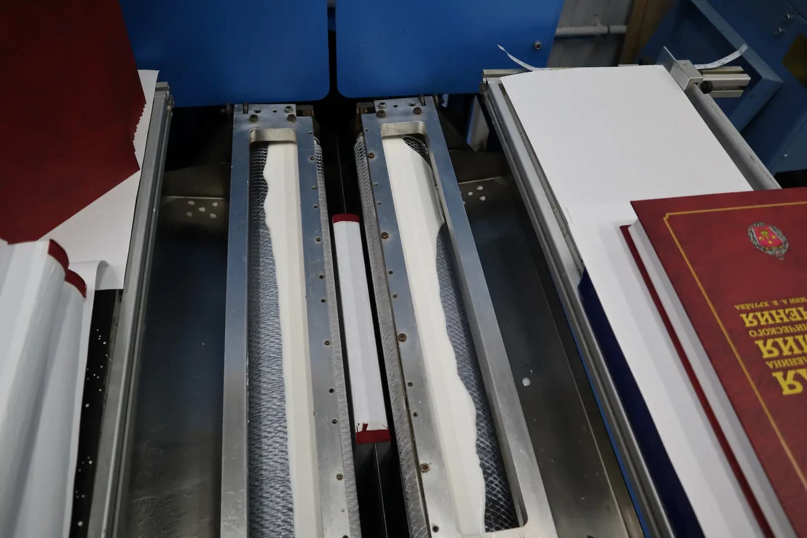 Проклейка блока на книговставочном оборудовании