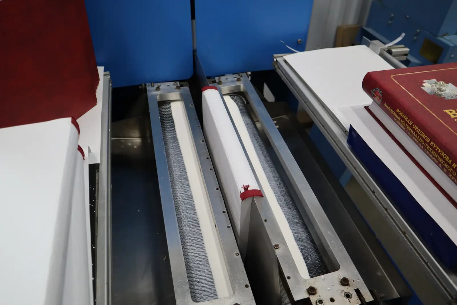 Проклейка блока на книговставочном оборудовании