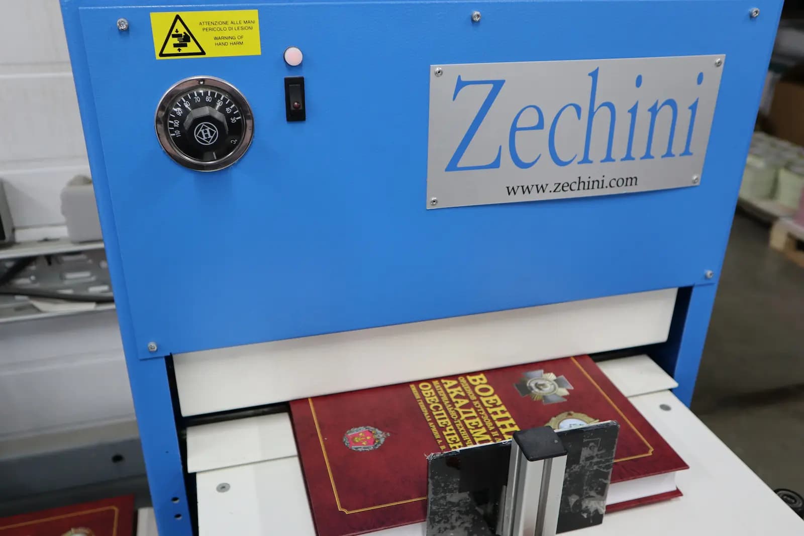 Процесс штриховки книги