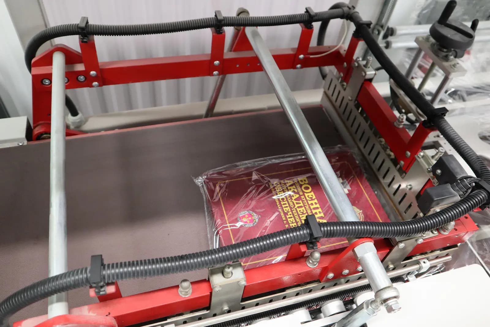 Готовая книга упаковывается в стрейч на термоусадке