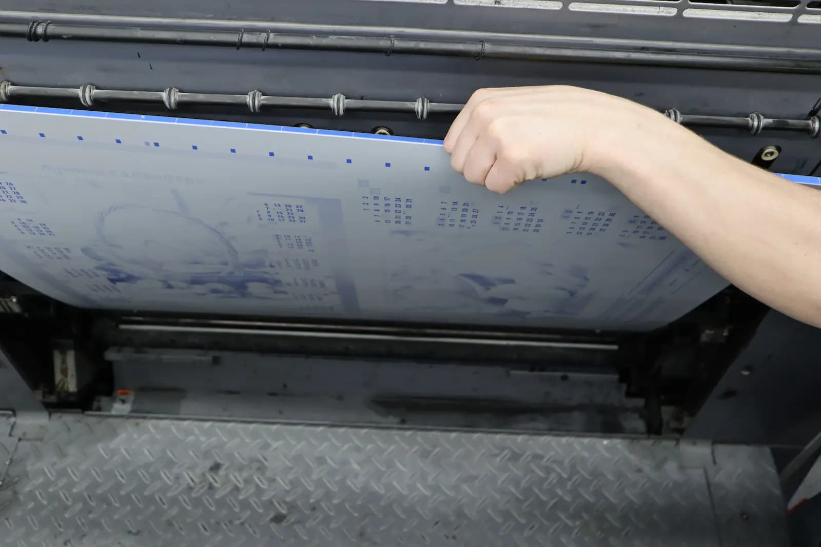 Пластину устанавливают на формный цилиндр