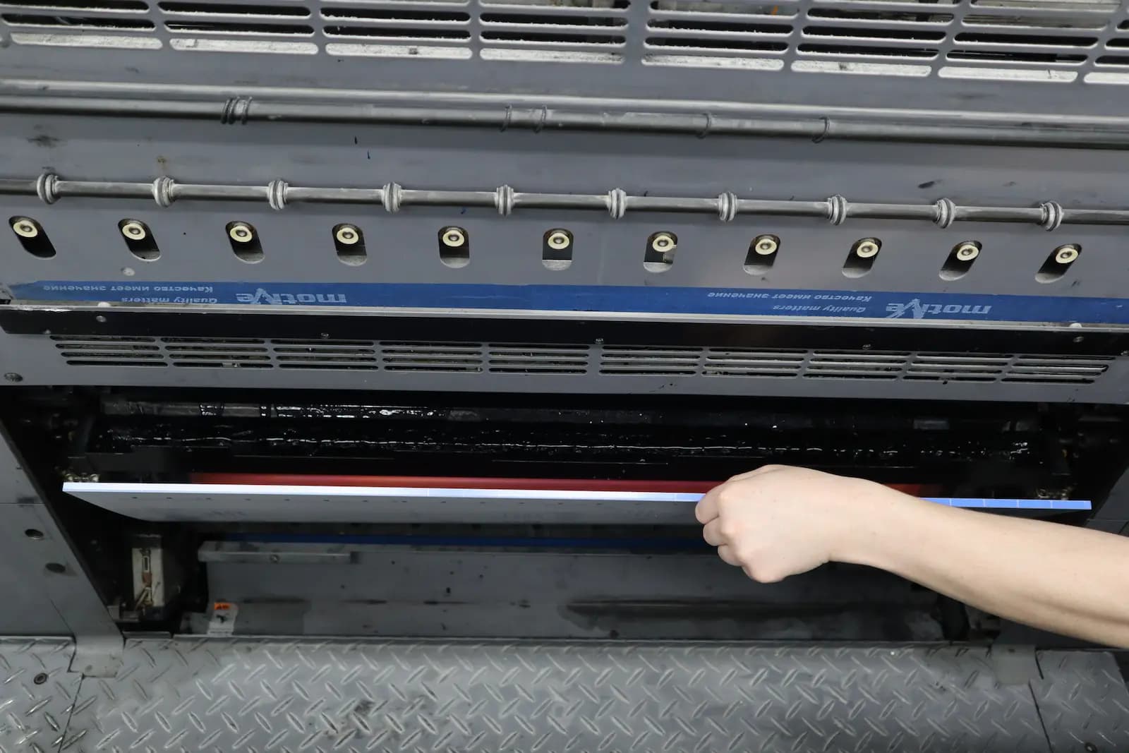 Пластину устанавливается на формный цилиндр