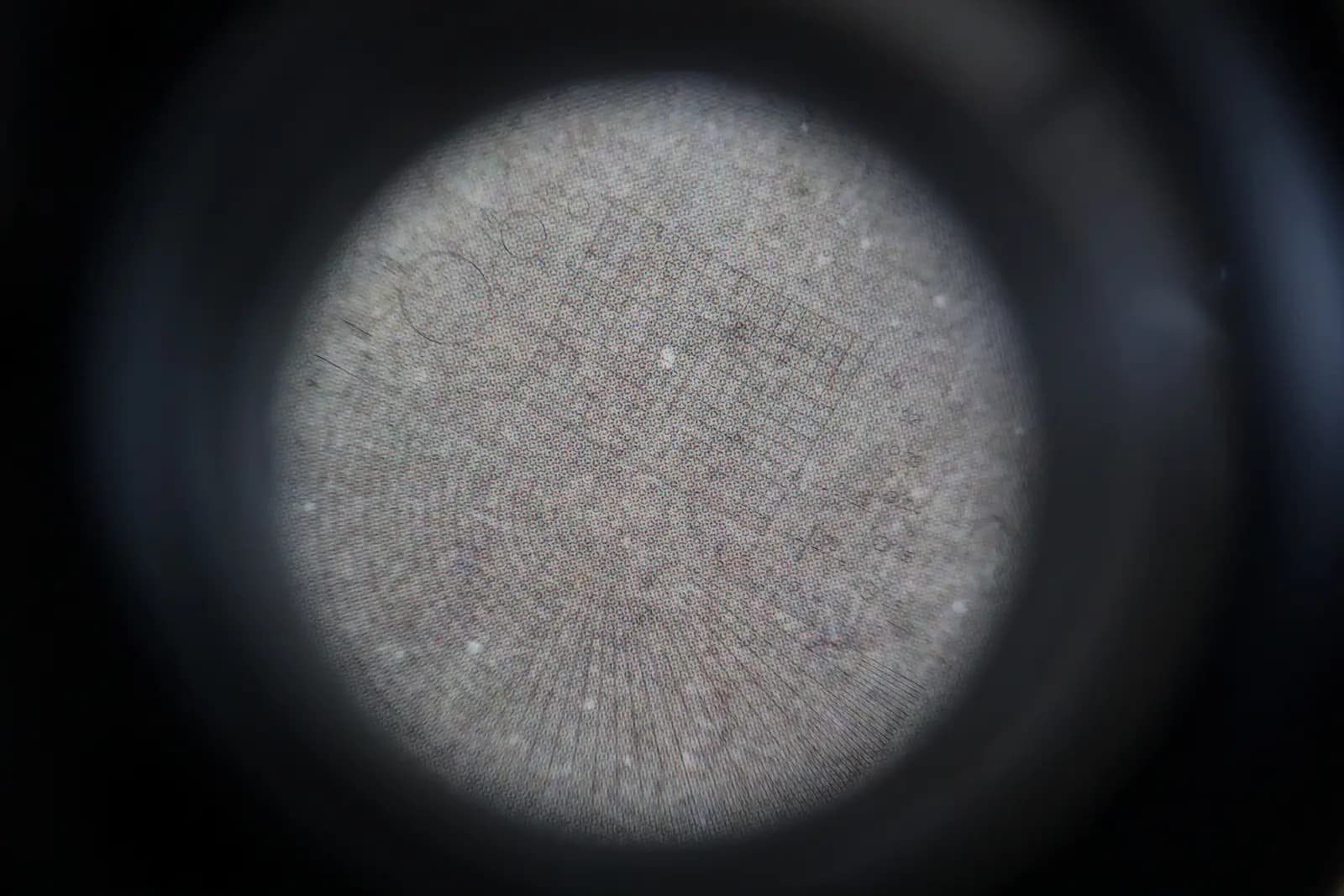 Лист офсетной печати под микроскопом