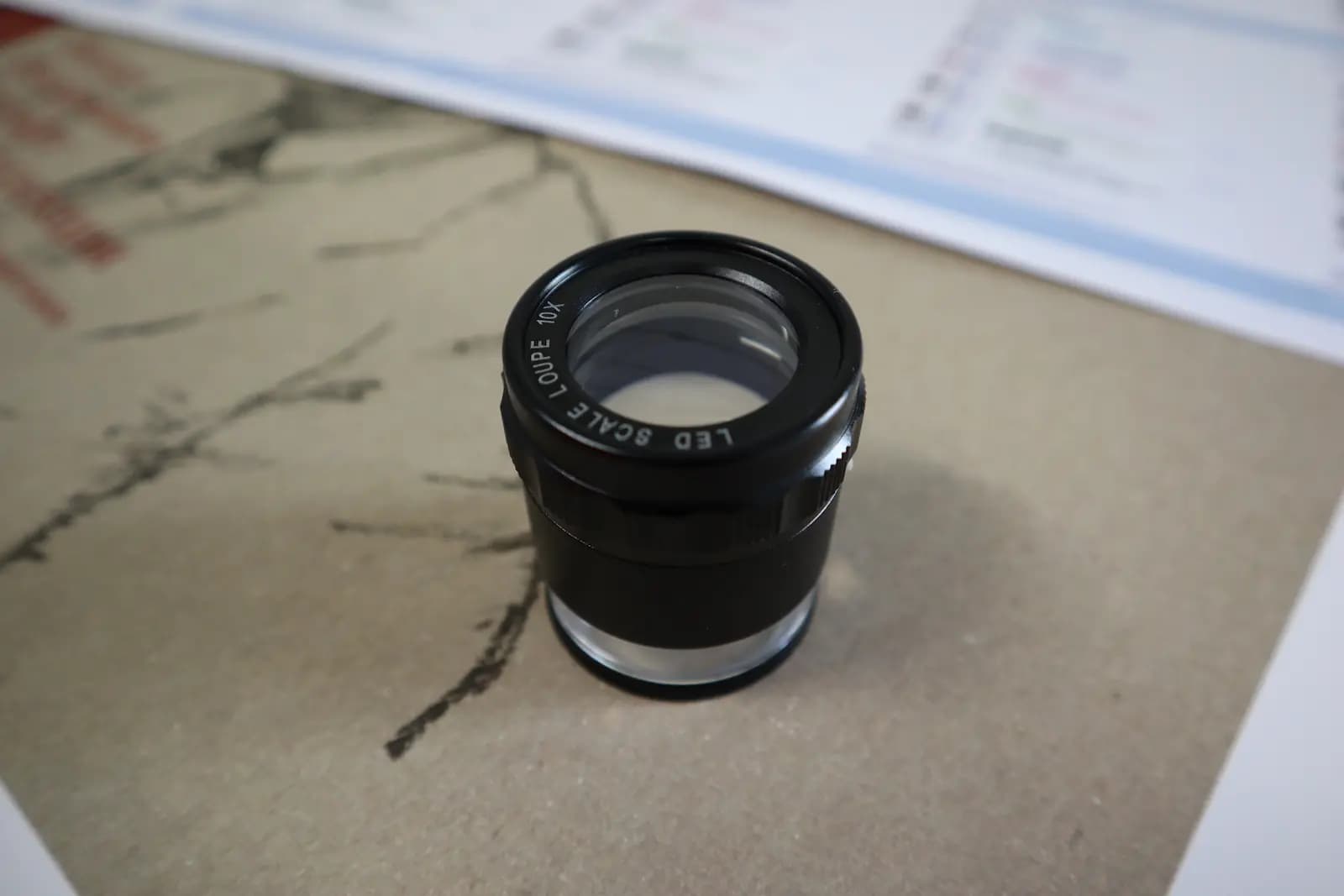 Микроскоп на печатном листе