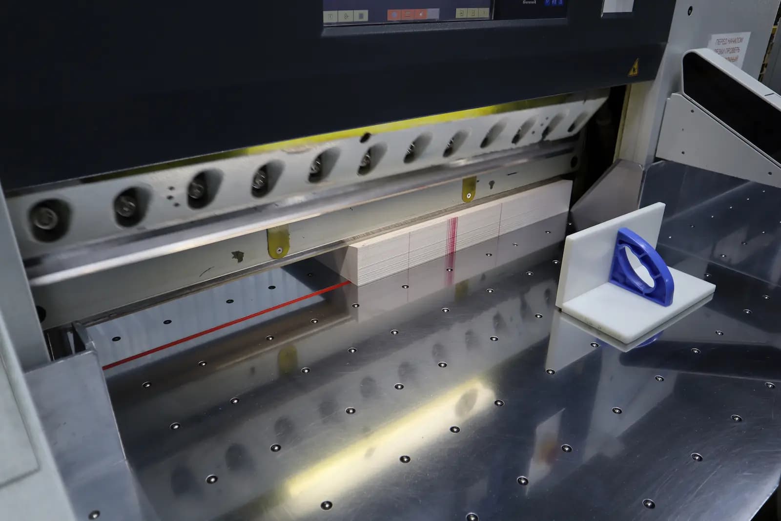 Резка отпечатанных листов на бумагорезательной машине