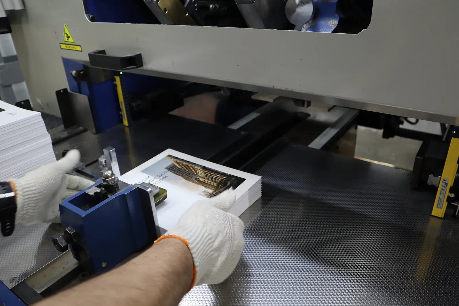 Подрезка в чистый формат на трехножевой резке