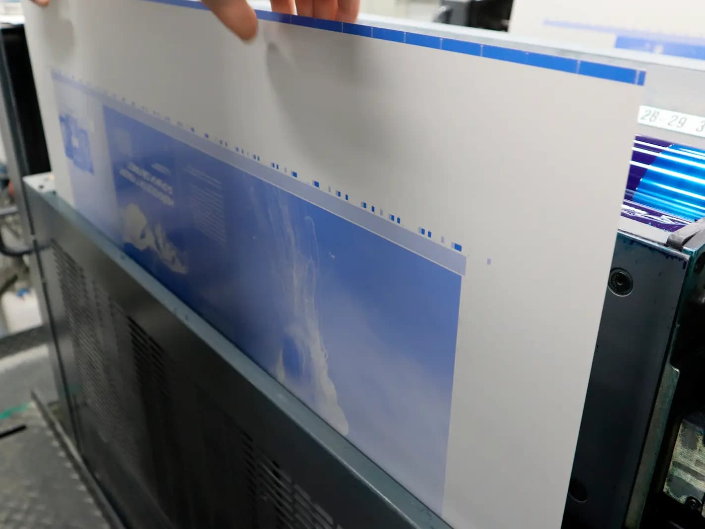 Установка пластин для печати офсетной цветопробы