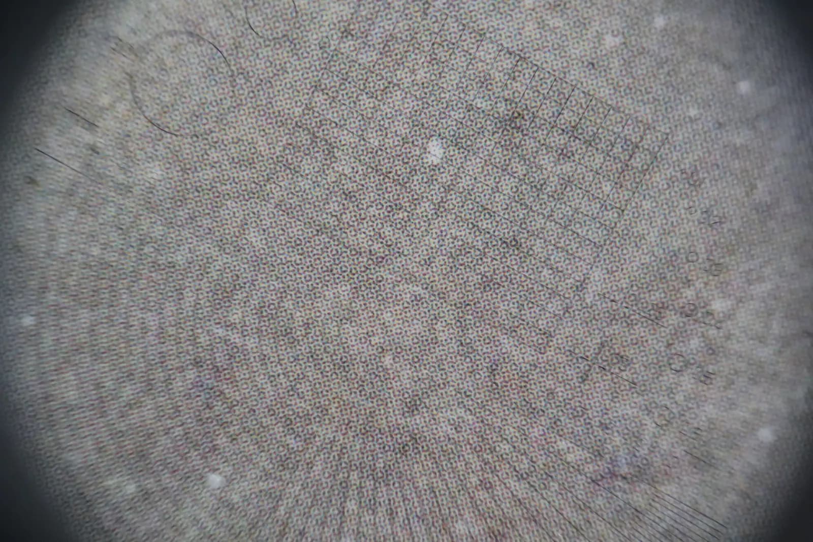 Растровые точки, которые видны под микроскопом