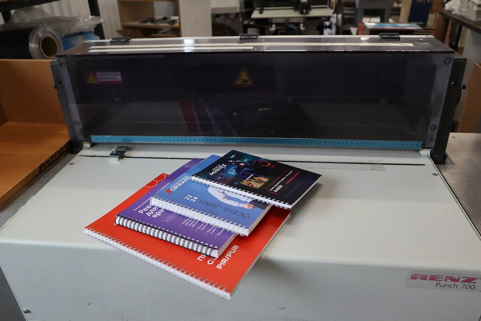 Аппарат для брошюровку на пружину